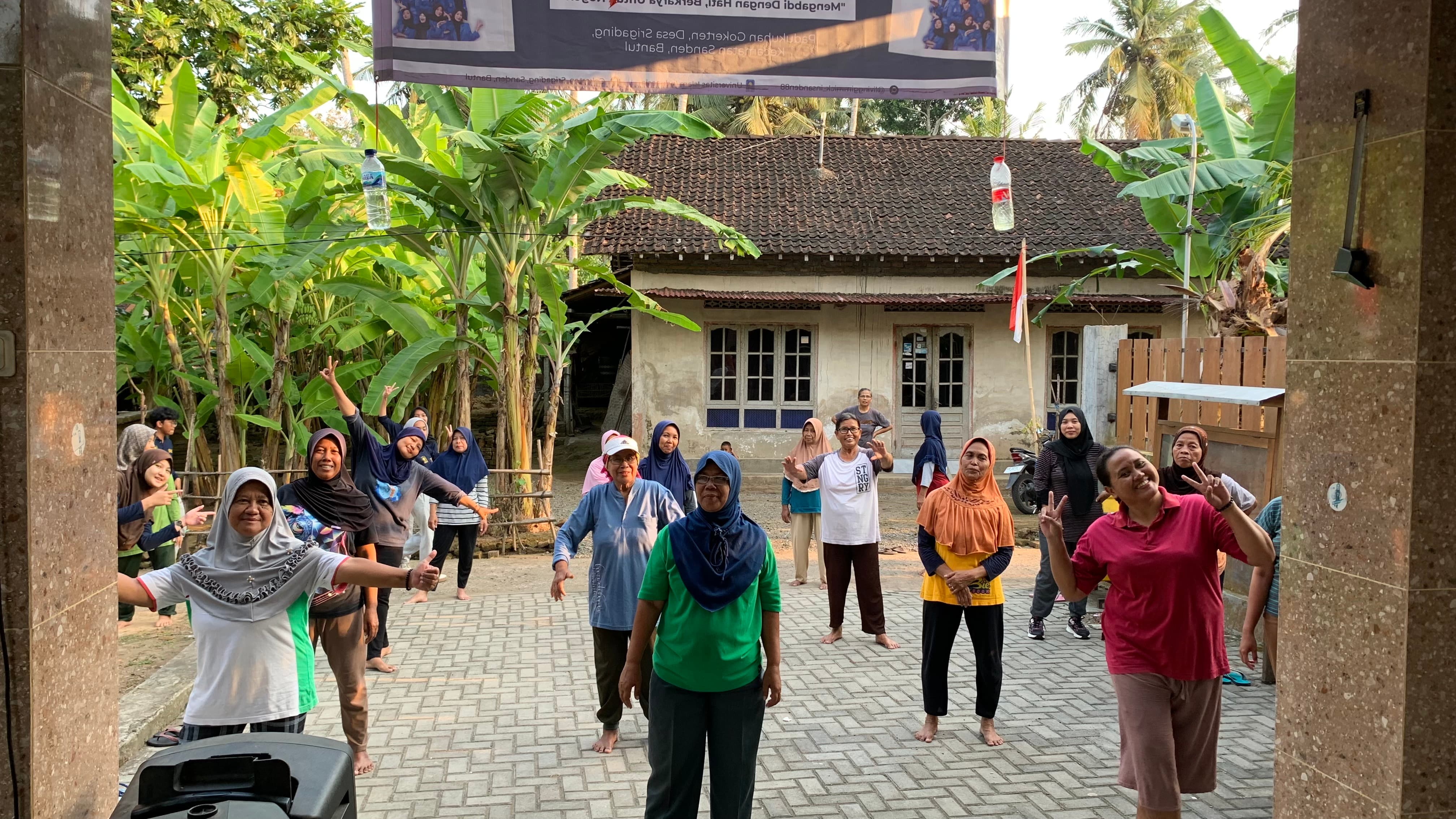 Senam Ibu-Ibu Bersama KKN UII 71 Unit 88 Setiap Minggu Sore